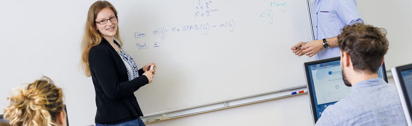 Vortragende und Studierende an der Tafel | Foto: aau/tinefoto.com Vortragende und Studierende an der Tafel
