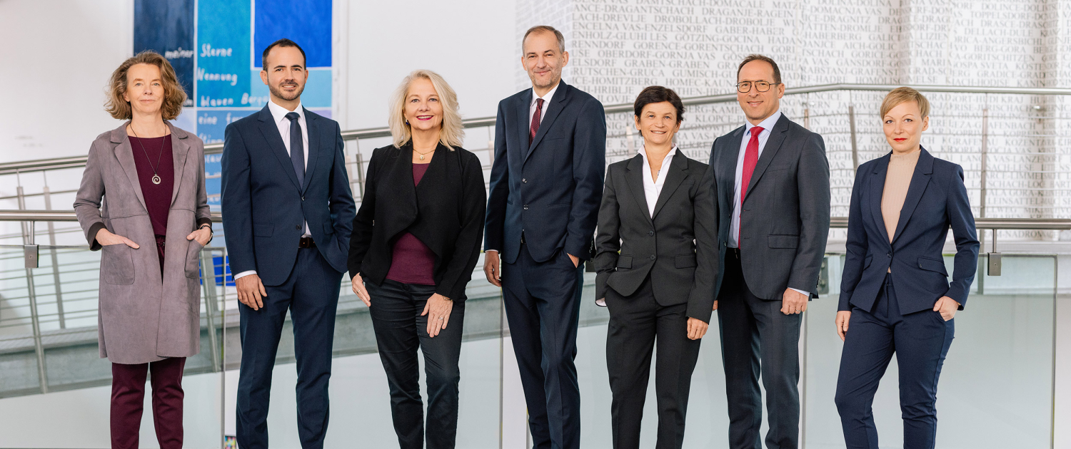 Das Rektorat der Universität Klagenfurt und die erweiterte Leitung: Larissa Krainer (Beauftragte für Prozessmanagement), Jan Steinbrener (Vizerektor für Forschung & Internationales), Ada Pellert (Rektorin), Peter Schlögl (Vizerektor für Transfer, Kooperationen &­ Weiterbildung), Doris Hattenberger (Vizerektorin für Lehre & Diversität), Alexander Presch (Finanzdirektor), Sabine Trost (Personaldirektorin) (v.l.n.r.)